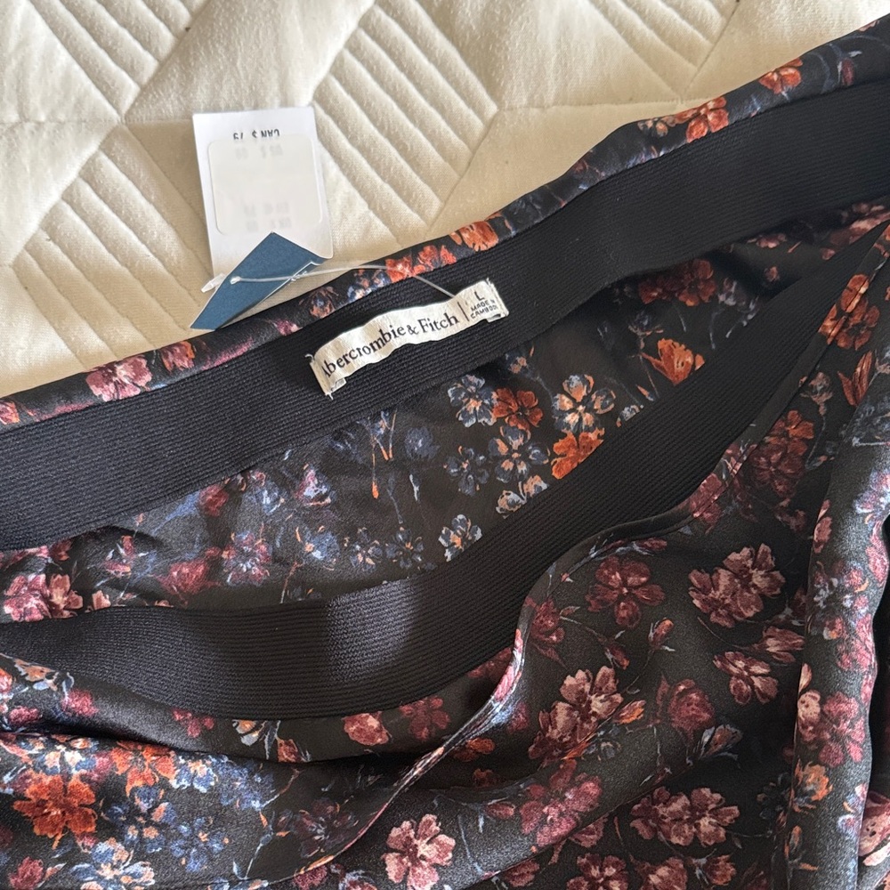Abercrombie Floral Satin Skirt - Black with Burgundy Floral - Picture 3 of 4
